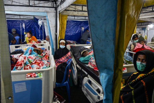 Víctimas del terremoto son atendidas en una tienda médica temporal frente al hospital de Ruteng, Indonesia, el 15 de agosto de 2026 — JUNI KRISWANTO / AFP