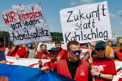 Des employés du constructeur automobile allemand Volkswagen (VW) manifestent contre la restructuration et les projets de suppressions massives d'emplois à l'usine VW de Zwickau, dans l'est de l'Allemagne, le 9 juillet 2026