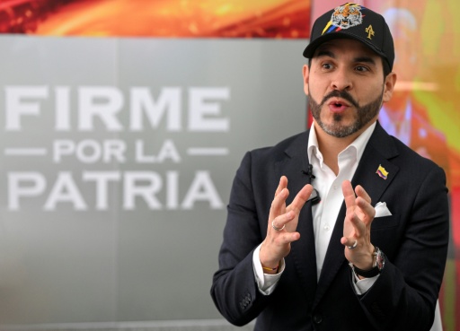 El entonces candidato presidencial ultraderechista Abelardo de la Espriella habla durante una entrevista con la AFP, el 11 de febrero de 2026 en Bogotá