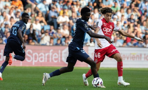 Le milieu camérounais du Havre Simon Ebonog (C) aux prises avec le Monégasque Anis Soubeir (D) lors de la victoire de l'ASM 1-0, le 23 août 2026 au Stade Océane — Fred TANNEAU / AFP