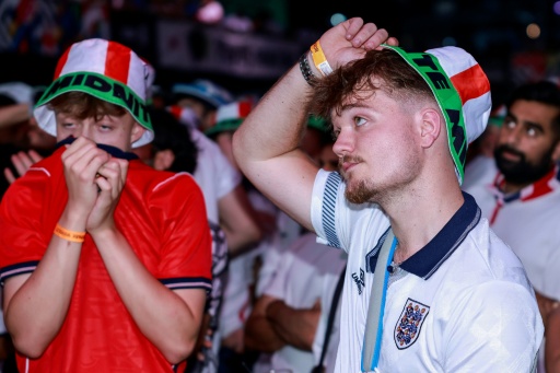 Torcedores ingleses lamentam após um gol da Argentina — Brook Mitchell / AFP