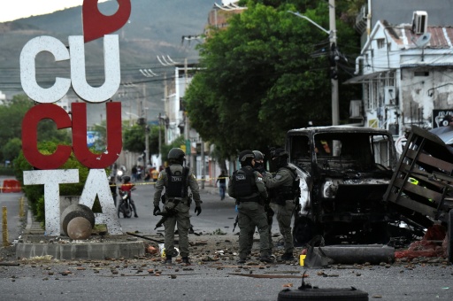 AFP reporters saw the vehicle in flames, damaged building facades and police, soldiers and residents gathering around the scene of the attack — Schneyder Mendoza / AFP