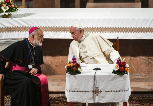 Foto archivo del papa Francisco (C) que habla con el arzobispo de Rabat Cristóbal López Romero (I) en la catedral católica de Rabat el 31 de marzo de 2019