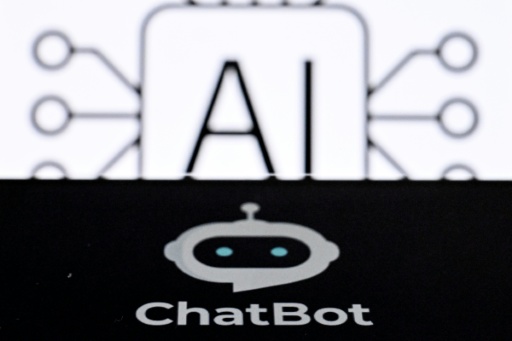 Les lettres "AI", pour Artificial Intelligence (intelligence artificielle), accompagnent le logo d'un chatbot sur l'écran d'un smartphone, à Francfort-sur-le-Main, en Allemagne, le 7 mai 2026 — Kirill KUDRYAVTSEV / AFP