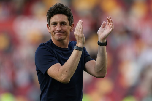 L'entraîneur de Brentford Keith Andrews applaudit les supporters après avoir terrassé Tottenham dans le Gtech Community Stadium de Londres le 22 août 2026 — Adrian Dennis / AFP