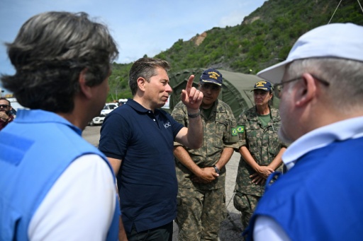 Tom Fletcher (2e à gauche), chef des opérations humanitaires de l'ONU, visite un hôpital d'urgence mis en place par des membres de la marine brésilienne à la suite des séismes du 24 juin à Caraballeda, au Venezuela, le 8 juillet 2026
