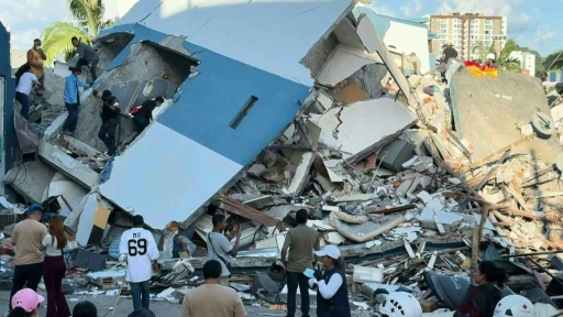 Socorristas buscan sobrevivientes del potente terremoto en Colombia, que deja 132 muertos