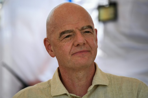 Infantino llega a Colombia para la posesión presidencial en plena crisis de la FIFA