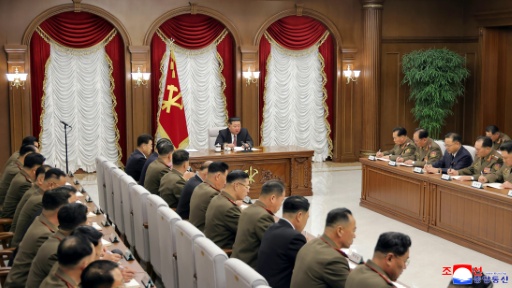 Photo prise le 9 juillet 2026 et publiée le 10 juillet 2026 par l'agence de presse officielle nord-coréenne KCNA montrant le dirigeant nord-coréen Kim Jong-un lors d'une réunion élargie de la neuvième Commission militaire centrale du Parti au complexe gouvernemental n° 1 à Pyongyang