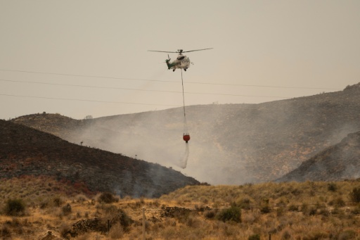 Helicóptero ajuda no combate ao incêndio em Los Gallardos, Almería, em 11 de julho de 2026