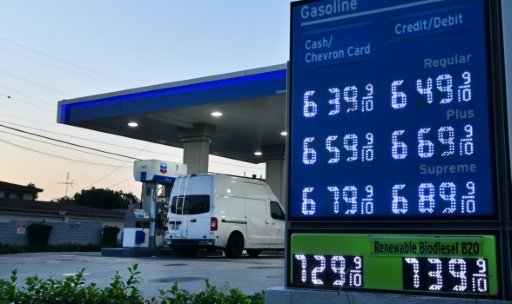 Un panel electrónico muestra los precios de los combustibles en una gasolinera deMonterey Park (California), el 30 de abril de 2026 al oeste de EEUU