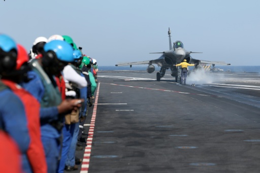 Un avion Rafale s'apprête à être catapulté devant les personnels de pont le 10 juillet 2026
