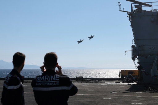 Deux avions de combat Rafale effectuent une passe à basse altitude au-dessus du porte-avions le 10 juillet 2026