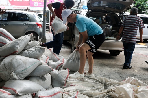 People loaded sandbags to prepare for the arrival of Typhoon Bavi in Taipei