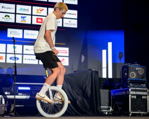 "Pogi" steckt im Stau: Deutscher Amateur schlägt den Champion