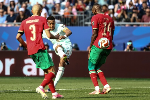 El astro francés Kylian Mbappé dispara entre dos jugadores de Marruecos para marcar el primer gol de la victoria por 2-0 en partido de cuartos de final del Mundial, en Foxborough, cerca de Boston, el 9 de julio de 2026