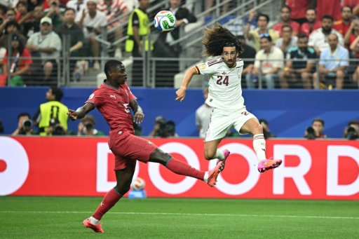 El español Marc Cucurella (derecha) lucha por una pelota con el portugués Nuno Mendes durante el partido de octavos de final que enfrentó a ambos países, el 6 de julio de 2026 en Arlington, en las afueras de Dallas
