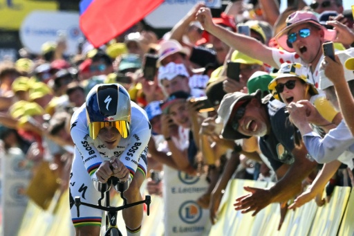 Remco Evenepoel crosses the finish line in a winning time in Thonon-les-Bains — Jeff PACHOUD / AFP
