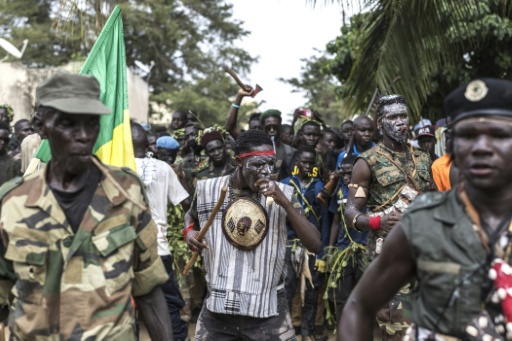 Les chasseursse dirigent vers le stade de Ngor Siid Ndour, à l'occasion de la chasse du Diobaye à Fatick, le 13 juillet 2026 au Sénégal — PATRICK MEINHARDT / AFP