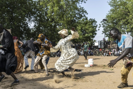 DDes hommes déguisés en femmes dansent lors d'une cérémonie à l'arène de Ngor Siid Ndour, à l'occasion de la chasse du Diobaye à Fatick, le 13 juillet 2026 au Sénégal — PATRICK MEINHARDT / AFP