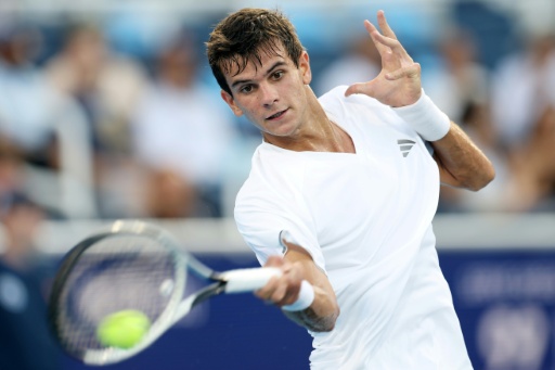 El español Rafael Jódar pega una derecha contra el chileno  Alejandro Tabilo el 17 de agosto de 2026 en partido de tercera ronda del Masters 1000 de Cincinnati, Estados Unidos — Emilee Chinn