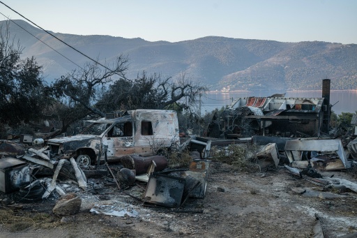 Une maison calciné après un feu à Porto Germeno, au nord-ouest d'Athènes, le 5 août 2026 — Angelos TZORTZINIS / AFP