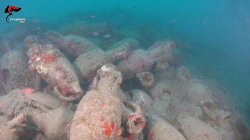 Mergulhadores italianos encontram naufrágio romano com centenas de ânforas