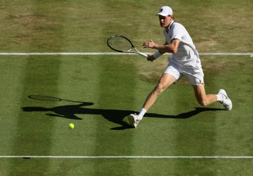 Le N.1 mondial Jannik Sinner opposé à l'Américain Jenson Brooksby à Wimbledon, le 3 juillet 2026