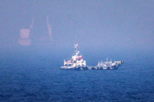 Des navires naviguent près du détroit d'Ormuz, au large de la côte orientale des Émirats arabes unis, à Khor Fakkan, le 13 juillet 2026 — - / AFP