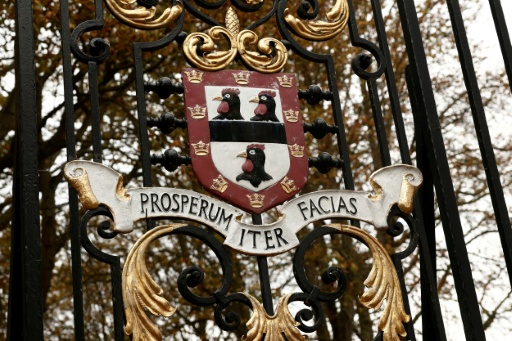 Un escudo de armas en una reja del Jesus College, de la Universidad de Cambridge, del que el académico negro Jason Arday era miembro, el 15 de agosto de 2026 — Brook Mitchell / AFP