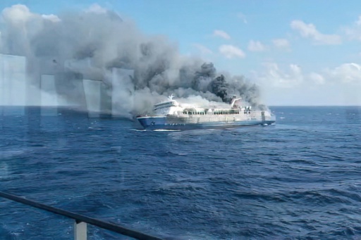 Cinco personas muertas y 41 desaparecidas por incendio de un ferry en Indonesia