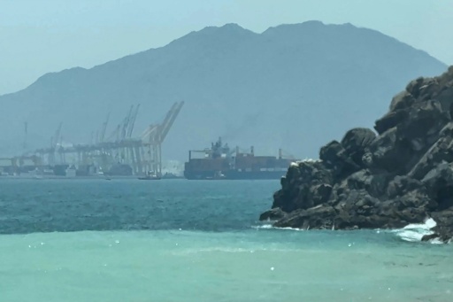 TImage tirée d'une vidéo de l'AFPTV, du 12 juillet 2026, montrant un navire près du détroit d'Ormuz, au large de la côte orientale des Émirats arabes unis, à Khor Fakkan