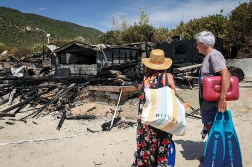 La paillotte du Week-End, installée sur une plage d'Ajaccio en Corse, détruite par un incendie criminel dans la nuit du 10 au 11 août 2026 — Pascal POCHARD-CASABIANCA / AFP
