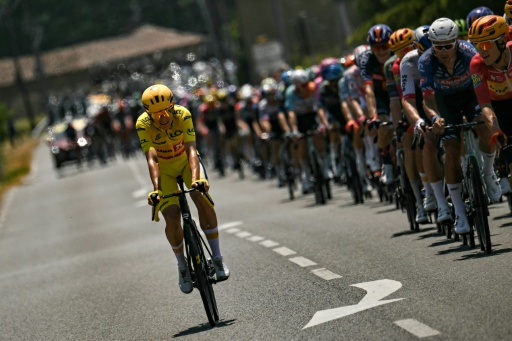 El corredor noruego del Uno-X Mobility, Torstein Traeen, con el maillot amarillo, rueda un poco separado del pelotón durante la 5ª etapa del Tour de Francia, entre Lannemezan y Pau, el 8 de julio de 2026