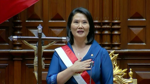 Keiko Fujimori investie présidente du Pérou lors d'une cérémonie devant le Parlement