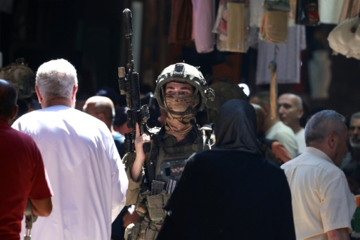 Un militaire israélien en patrouille dans le marché de la vieille ville de Naplouse, en Cisjordanie occupée — Jaafar ASHTIYEH / AFP