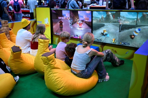 Varias personas juegan ante unas pantallas en la anterior edición de la feria de videojuegos Gamescom, el 21 de agosto de 2025 en Colonia, al oeste de Alemania — Ina Fassbender / AFP