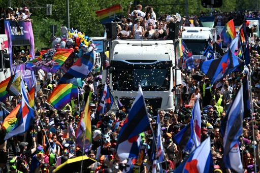 Motto "Haltung ist hot": Hnderttausende ziehen bei CSD-Kundgebung durch Berlin