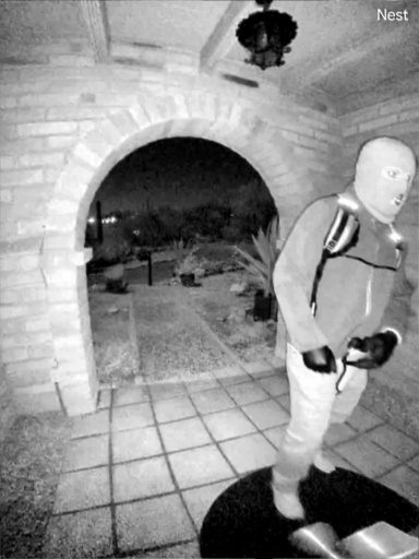 Las imágenes recuperadas de una cámara de seguridad mostraron a una persona enmascarada, con guantes y posiblemente armada frente a la casa de Nancy Guthrie — HANDOUT / AFP