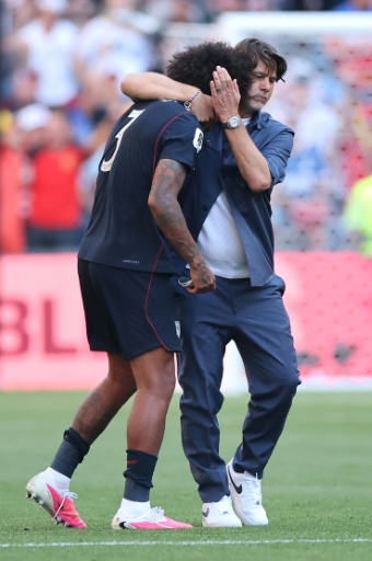 Mauricio Pochettino consuela a Chris Richards tras la eliminación de Estados Unidos del Mundial el 6 de julio de 2026