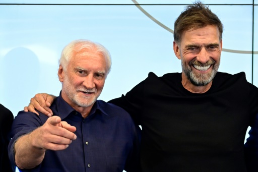 O novo técnico da Alemanha, Jürgen Klopp (D), ao lado do diretor esportivo da DFB, Rudi Völler (E), durante entrevista coletiva em Frankfurt — John MACDOUGALL / AFP