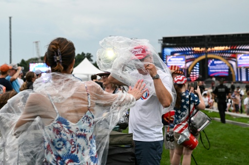 Des personnes enfilent des ponchos tandis qu’elles évacuent, en raison de la menace d'un orage, l'esplanade de Washington où se tiennent les festivités du 250e anniversaire des Etats-Unis, le 4 juillet 2026