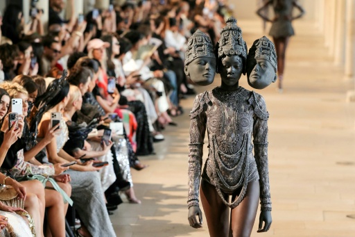 Desfile del diseñador indio Rahul Mishra en la Semana de la Alta Costura de París, el 6 de julio de 2026