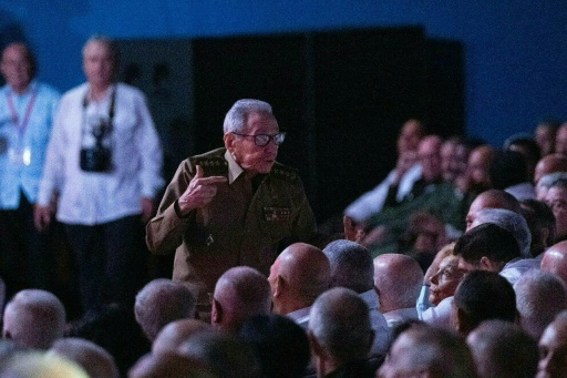 Raúl Castro reaparece em público em homenagem ao irmão, Fidel, em Havana