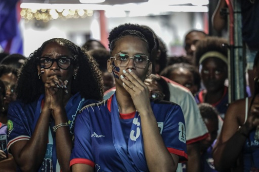 Una aficionada caboverdiana reacciona durante la transmisión por televisión del partido de dieciseisavos de final del Mundial contra Argentina, en Praia, la capital del archipiélago, el 3 de julio de 2026