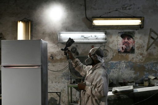 Un pintor trabaja en su taller junto a un retrato del fallecido líder cubano Fidel Castro (1926-2016) en La Habana el 6 de agosto de 2026. El 13 de agosto se cumple el centenario del nacimiento del dirigente que condujo la Revolución cubana durante casi medio siglo, mientras muchos de sus seguidores más fieles afrontan una de las peores crisis en décadas, en medio de apagones, escasez e incertidumbre. — YAMIL LAGE / AFP