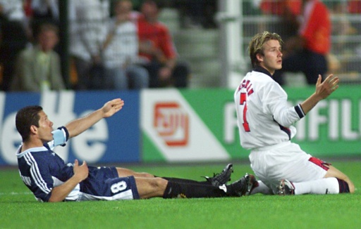 England's David Beckham (right) was sent off for a foul on Argentina captain Diego Simeone at the 1998 World Cup