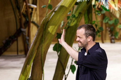 El diseñador francobelga Matthieu Blazy saluda después del desfile de Chanel en la Semana de la Alta Costura de París, el 7 de julio de 2026