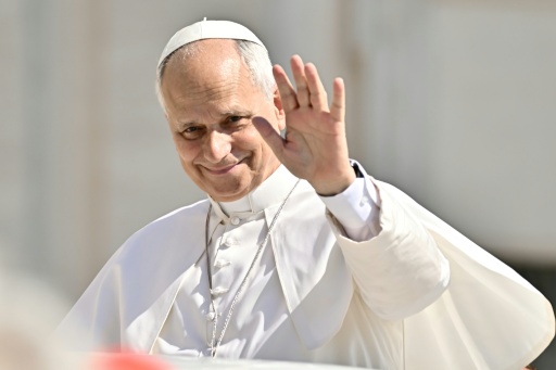 El papa León XIV visita la isla italiana de Lampedusa para rendir homenaje a los migrantes