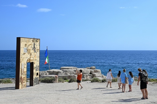 Vista de "Puerta de Europa", un monumento en memoria de los migrantes fallecidos en el Mediterráneo, el 3 de julio de 2026 en Lampedusa (Italia)